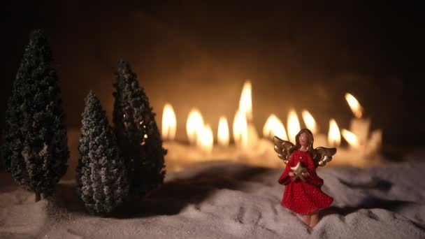 Zbliżenie Materiał Kompozycji Świątecznej Płonących Świec Figurką Anioła — Wideo stockowe