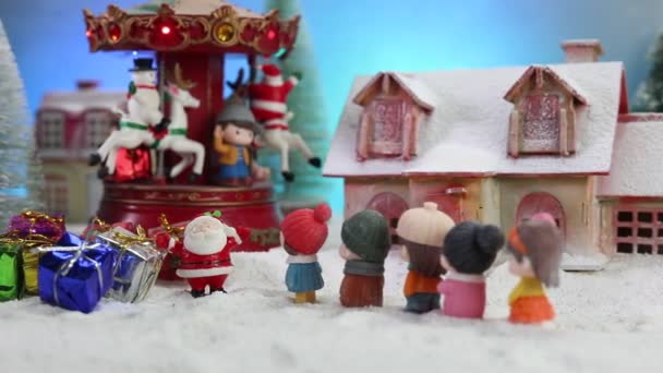 ミニチュアのおもちゃのフィギュアとクリスマスの組成物のクローズアップ映像 — ストック動画