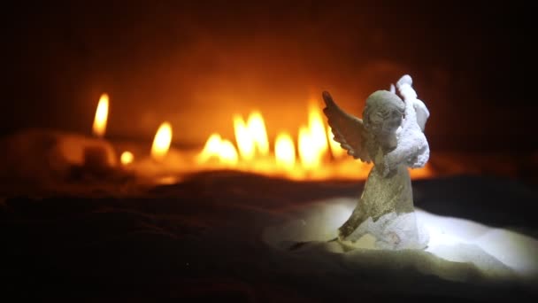 Close Beelden Van Kerstcompositie Met Brandende Kaarsen Met Engelenfiguur — Stockvideo