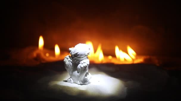 Nahaufnahme Von Weihnachtskomposition Mit Brennenden Kerzen Mit Engelsfigur — Stockvideo
