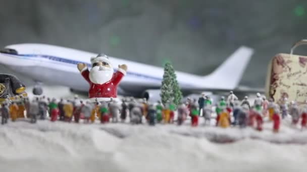 おもちゃのフィギュアやミニチュア飛行機とクリスマスの組成物のクローズアップ映像 — ストック動画