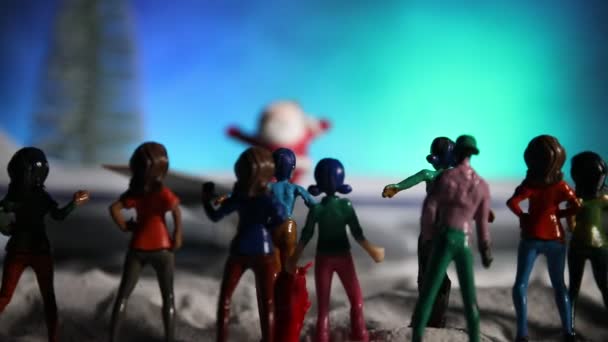 Närbilder Julens Sammansättning Med Leksaksfigurer Och Miniatyrplan — Stockvideo