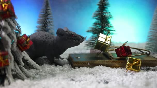 装饰可爱的棕色老鼠 身边有圣诞装饰和圣诞老人 老鼠是2020年新年的象征 — 图库视频影像