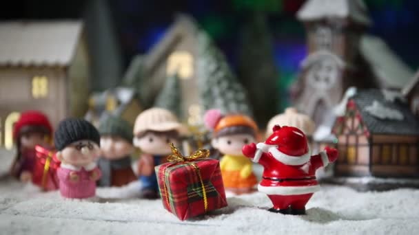Minyatür Oyuncak Figürleriyle Noel Kompozisyonunun Yakın Çekim Görüntüleri — Stok video