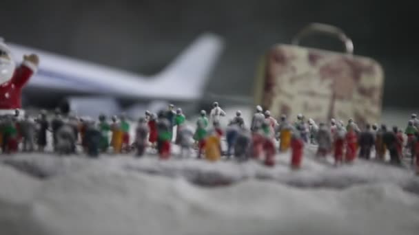 Close Beelden Van Kerstcompositie Met Speelgoedfiguren Miniatuurvliegtuig — Stockvideo