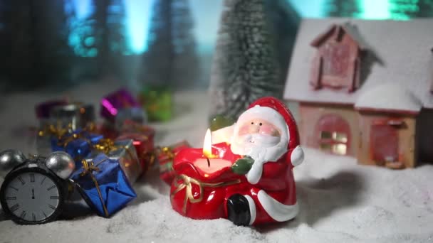 おもちゃのサンタ像とクリスマスの組成のクローズアップ映像 — ストック動画