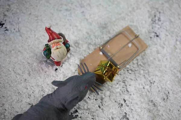 A patkány egy szimbólum az új év 2020. dekoratív aranyos barna patkány körül egy karácsonyi dekoráció és a Mikulás. — Stock Fotó