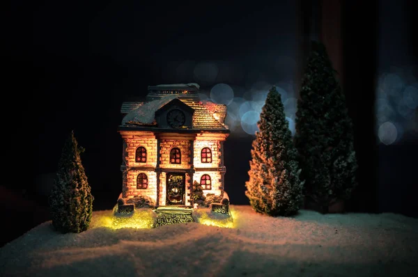 Újévi miniatűr ház a hóban éjjel fenyőfával. Ünnepi ötlet. Szelektív fókusz — Stock Fotó