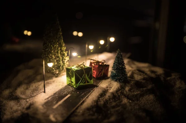 Silvester Miniaturhaus im Schnee in der Nacht mit Tanne. Urlaubskonzept. Selektiver Fokus — Stockfoto