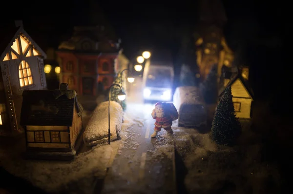 Nový rok miniaturní dům ve sněhu v noci s jedlí. Koncept dovolené. Selektivní zaměření — Stock fotografie
