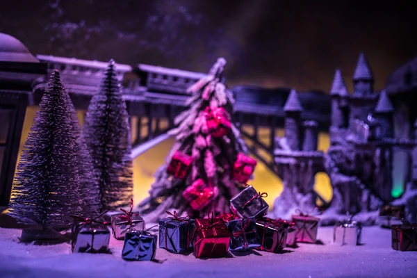 Miniatura de escena invernal con casas de Navidad, estación de tren, árboles, cubiertos de nieve. Escena nocturna. Año nuevo o concepto de Navidad. Enfoque selectivo —  Fotos de Stock