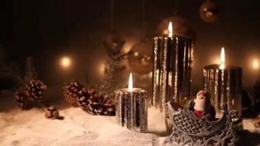 Noel süsleri. Geceleri kar üzerinde geleneksel kış bayramı sembolleriyle mumlar. Seçici odaklanma. Metnin için boş boşluk