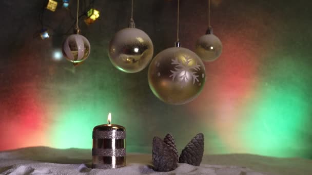 Kerstversiering Kaarsen Nacht Sneeuw Met Traditionele Wintervakantie Symbolen Selectieve Focus — Stockvideo