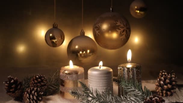 Χριστουγεννιάτικα Στολίδια Κεριά Νύχτα Στο Χιόνι Παραδοσιακά Σύμβολα Χειμερινών Διακοπών — Αρχείο Βίντεο