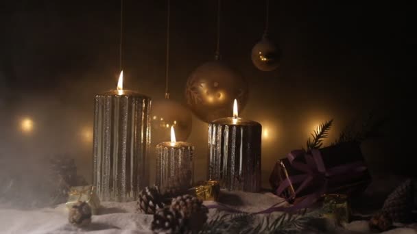 Vánoční ozdoby. Svíčky v noci na sněhu s tradičními symboly zimních prázdnin. Selektivní soustředění. Prázdné místo pro text