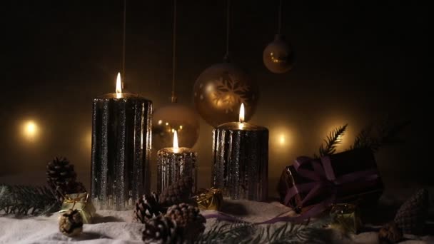 Decorações Natal Velas Noite Neve Com Símbolos Tradicionais Férias Inverno — Vídeo de Stock