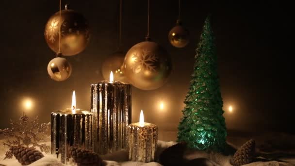 Decorações Natal Velas Noite Neve Com Símbolos Tradicionais Férias Inverno — Vídeo de Stock