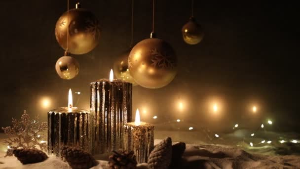 Рождественские Украшения Свечи Ночью Снегу Традиционными Символами Зимнего Отдыха Выборочный — стоковое видео