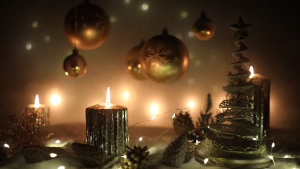 Decoraciones Navideñas Velas Noche Nieve Con Símbolos Tradicionales Vacaciones Invierno — Vídeo de stock