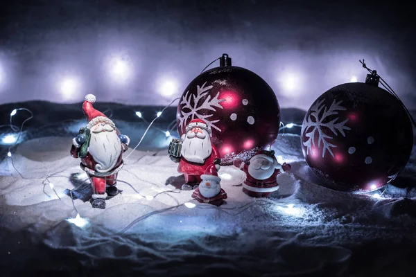 Creatieve kunstwerk decoratie. Kerstversiering met brandende kaarsen op een donkere achtergrond. Kerst ornamenten over donker gouden achtergrond met verlichting. — Stockfoto
