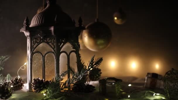 Decoraciones Navideñas Velas Noche Nieve Con Símbolos Tradicionales Vacaciones Invierno — Vídeo de stock