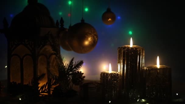 Decoraciones Navideñas Velas Noche Nieve Con Símbolos Tradicionales Vacaciones Invierno — Vídeo de stock