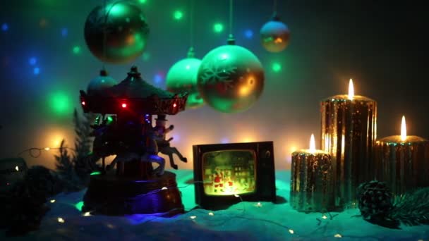 Karácsonyi Dekoráció Gyertyák Éjszaka Hóban Hagyományos Téli Ünnepi Szimbólumokkal Szelektív — Stock videók