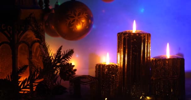Χριστουγεννιάτικα Στολίδια Κεριά Νύχτα Στο Χιόνι Παραδοσιακά Σύμβολα Χειμερινών Διακοπών — Αρχείο Βίντεο