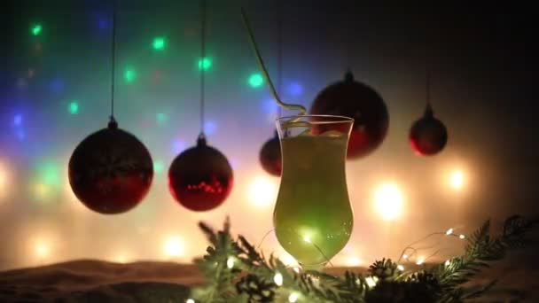 Koncepcja Noworocznego Świątecznego Przyjęcia Różne Smaczne Koktajle Kreatywnym Dekoracji Noworoczne — Wideo stockowe