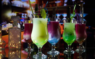 Kokteyl cam koyu tonda dumanlı arka plan veya cam renkli kokteyl sıçrayan. Parti kulübü eğlencesi. Karışık ışık. Seçici odaklama