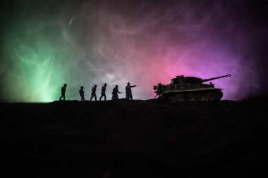 Savaş Konsepti. Savaş sis gökyüzü arka plan üzerinde sahne mücadele Askeri siluetler, Gece Bulutlu Skyline Altında Dünya Savaşı Alman Tankları Siluetler. Saldırı sahnesi. Zırhlı araçlar ve piyadeler.