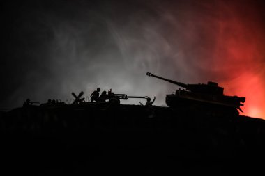 Savaş Konsepti. Savaş sis gökyüzü arka plan üzerinde sahne mücadele Askeri siluetler, Gece Bulutlu Skyline Altında Dünya Savaşı Alman Tankları Siluetler. Saldırı sahnesi. Zırhlı araçlar ve piyadeler.