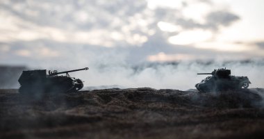 Savaş Konsepti. Savaş sis gökyüzü arka plan üzerinde sahne mücadele Askeri siluetler, Gece Bulutlu Skyline Altında Dünya Savaşı Alman Tankları Siluetler. Saldırı sahnesi.