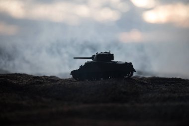 Savaş Konsepti. Savaş sis gökyüzü arka plan üzerinde sahne mücadele Askeri siluetler, Gece Bulutlu Skyline Altında Dünya Savaşı Alman Tankları Siluetler. Saldırı sahnesi.