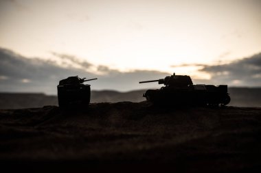 Savaş Konsepti. Savaş sis gökyüzü arka plan üzerinde sahne mücadele Askeri siluetler, Gece Bulutlu Skyline Altında Dünya Savaşı Alman Tankları Siluetler. Saldırı sahnesi.