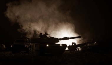 Gün batımı arka plan üzerinde askeri devriye arabası. Ordu savaş kavramı. Askerler saldırmaya hazır ile zırhlı araç silüeti. Resim dekorasyon. Seçici odak