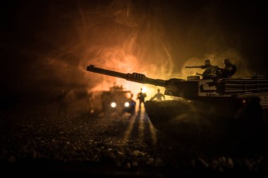 Savaş Konsepti. Zırhlı araç siluet savaş sahnesi sisli gökyüzü arka planında gece. Amerikan tankı savaşmaya hazır..