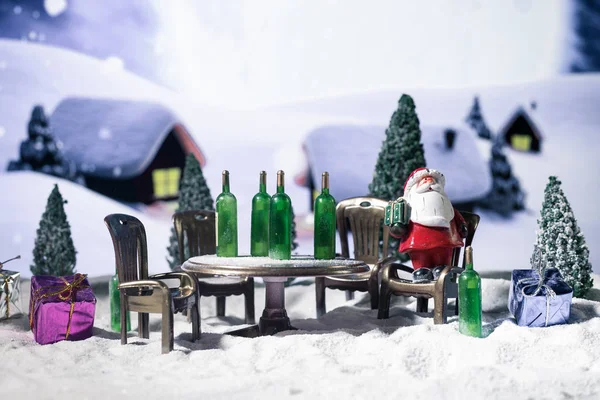 Alcoólico Santa Bebendo uma Garrafa de Vinho. Conceito criativo — Fotografia de Stock