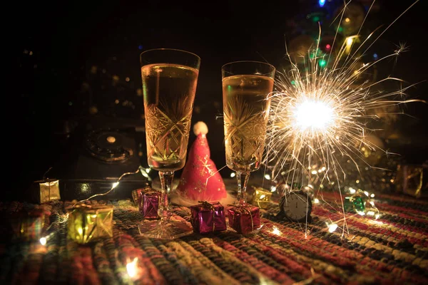 Traditioneller Winterurlaub Alkohol trinken im Schnee mit kreativen Silvesterkunstwerken. Kopierraum. Selektiver Fokus — Stockfoto