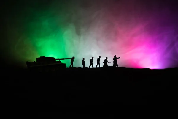 War concept. Militaire silhouetten vechten scène op oorlog mist hemel achtergrond, Wereldoorlog Duitse tanks silhouetten onder bewolkte skyline 's nachts. Aanvals scène. Gepantserde voertuigen en infanterie. — Stockfoto