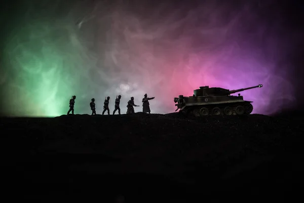 Válečný koncept. Vojenské siluety bojující s scénami na pozadí válečné mlhy, německé tanky na druhé světové válce, siluety pod mračnou Skyline v noci. Útočná scéna. Obrněné vozy a pěší. — Stock fotografie