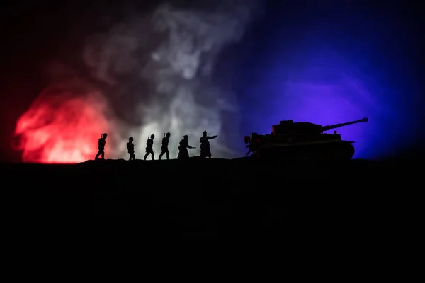 Savaş Konsepti. Savaş sis gökyüzü arka plan üzerinde sahne mücadele Askeri siluetler, Gece Bulutlu Skyline Altında Dünya Savaşı Alman Tankları Siluetler. Saldırı sahnesi. Zırhlı araçlar ve piyadeler. — Stok fotoğraf