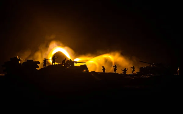 Krigs koncept. Militära silhuetter Fighting scen på War fog Sky bakgrund, världskriget tyska stridsvagnar silhuetter under molnigt skyline på natten. Attack scenen. Bepansrade fordon och infanteri. — Stockfoto