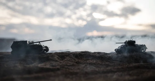 Πολεμική ιδέα. Στρατιωτικές σιλουέτες αγωνίζονται σκηνή στον πόλεμο ομίχλη ουρανό φόντο, παγκόσμιος πόλεμος Γερμανικά άρματα φιγούρες κάτω από συννεφιασμένο ορίζοντα τη νύχτα. Επίθεση σκηνή. — Φωτογραφία Αρχείου