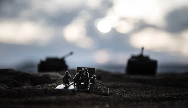 War concept. Militaire silhouetten vechten scène op oorlog mist hemel achtergrond, Wereldoorlog Duitse tanks silhouetten onder bewolkte skyline 's nachts. Attack scene. — Stockfoto