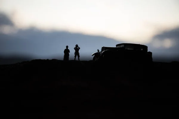 Concept de guerre. Composition créative. Silhouette du général allemand dans le désert. Commandants de l'armée regardant la bataille . — Photo