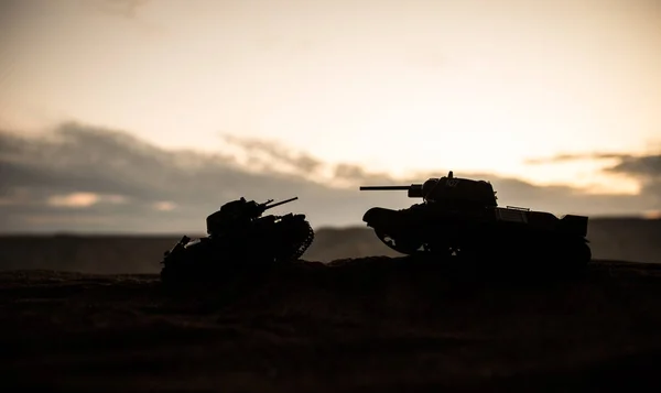 Savaş Konsepti. Savaş sis gökyüzü arka plan üzerinde sahne mücadele Askeri siluetler, Gece Bulutlu Skyline Altında Dünya Savaşı Alman Tankları Siluetler. Saldırı sahnesi. — Stok fotoğraf