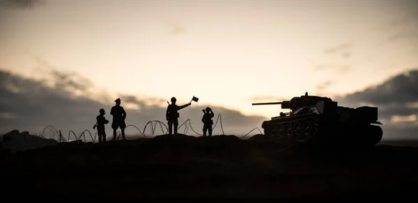 Conceito de Guerra. silhuetas militares cena de luta no fundo do céu nevoeiro guerra, tanques alemães da guerra mundial silhuetas abaixo do céu nublado à noite. Cena de ataque . — Fotografia de Stock