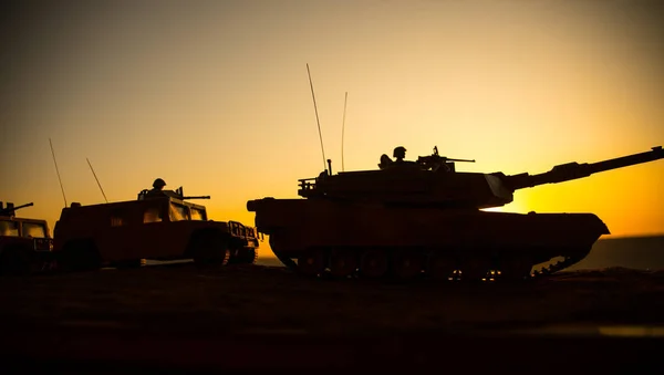 Voiture de patrouille militaire sur fond de coucher de soleil. Concept de guerre militaire. Silhouette de véhicule blindé avec soldats prêts à attaquer. Décoration d'art. Concentration sélective — Photo