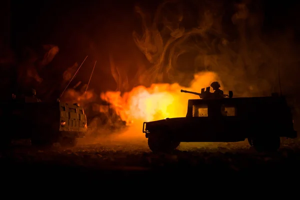 Στρατιωτική περιπολικό σε φόντο ηλιοβασίλεμα. Στρατός πόλεμο αντίληψη. Σιλουέτα του θωρακισμένο όχημα με στρατιώτες έτοιμοι να επιτεθούν. Διακόσμηση τέχνης. Επιλεκτική εστίαση — Φωτογραφία Αρχείου